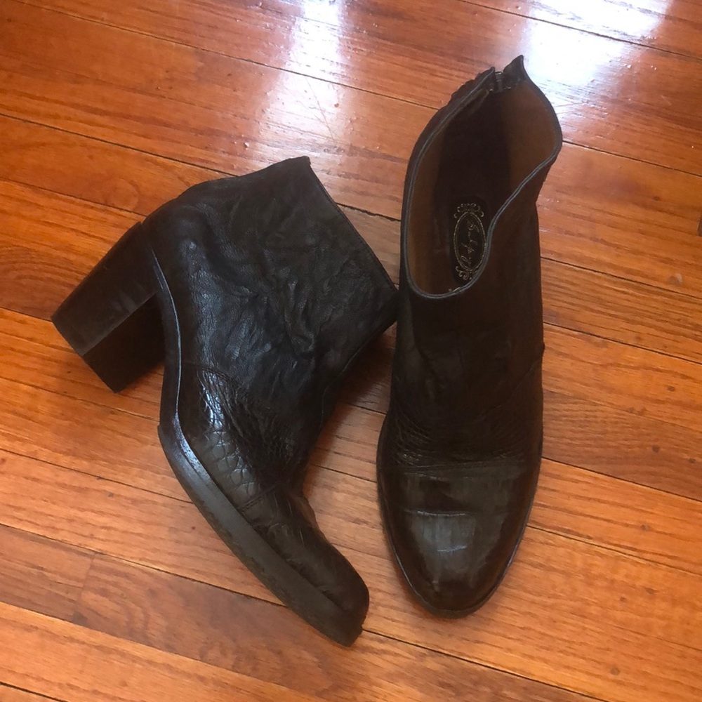 Salpy black leather ankle boots sz 7